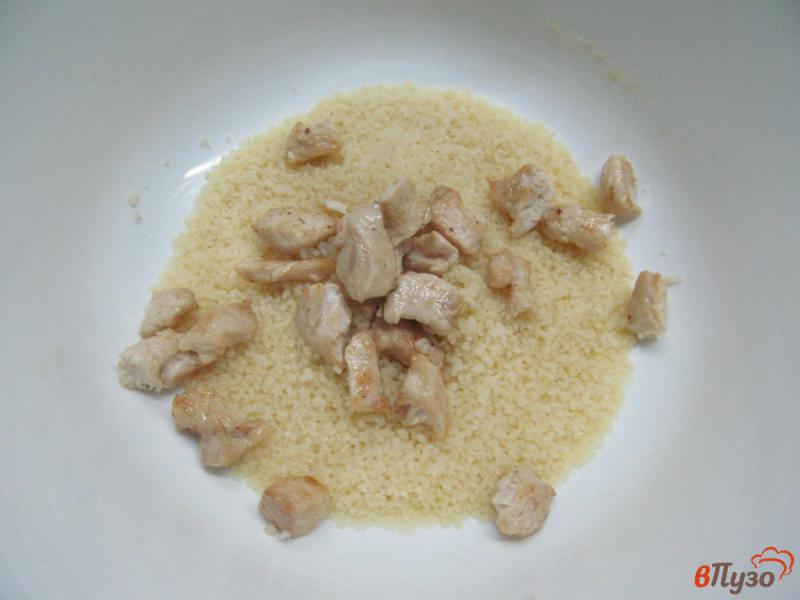 Фото приготовление рецепта: Салат из кус-куса с курицей и рукколой шаг №3