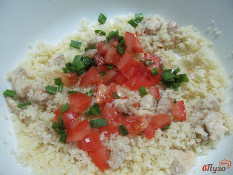 Фото приготовление рецепта: Салат из кус-куса с курицей и рукколой шаг №4