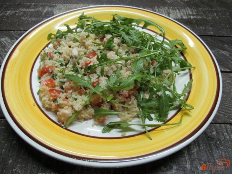 Фото приготовление рецепта: Салат из кус-куса с курицей и рукколой шаг №7
