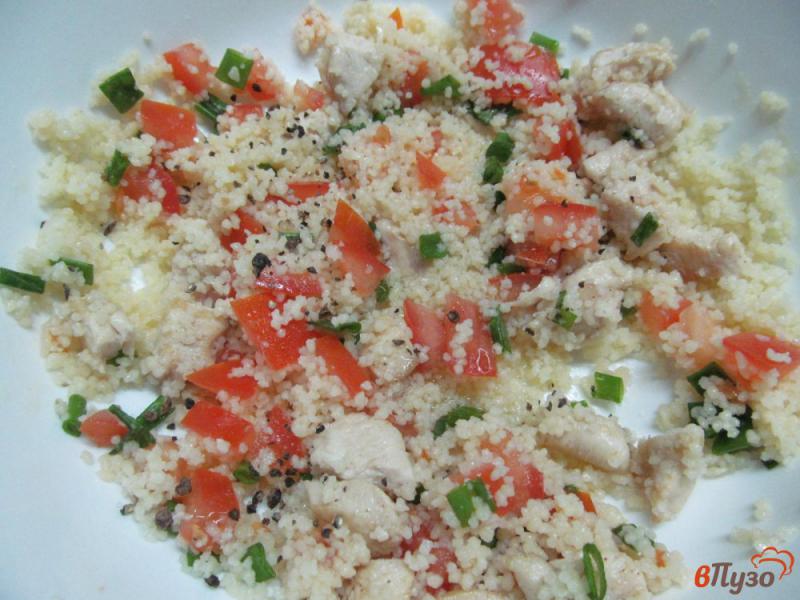 Фото приготовление рецепта: Салат из кус-куса с курицей и рукколой шаг №5