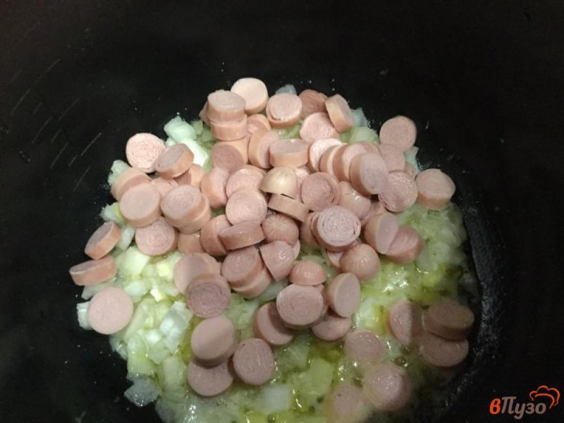 Фото приготовление рецепта: Рис с сосисками в мультиварке шаг №5