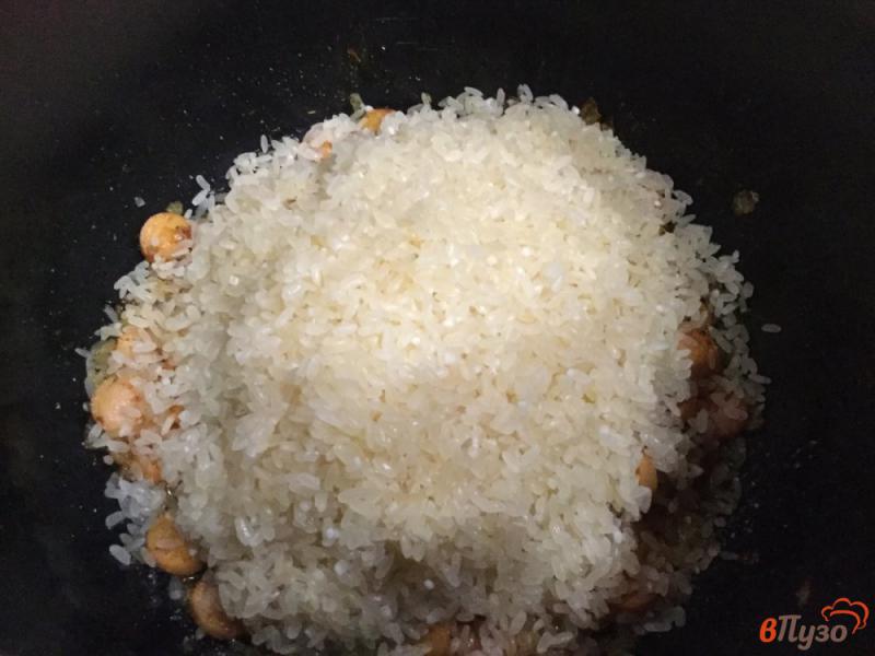 Фото приготовление рецепта: Рис с сосисками в мультиварке шаг №7