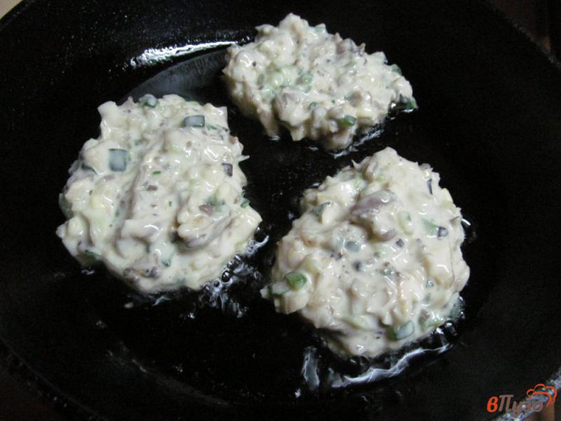 Фото приготовление рецепта: Оладьи из грибов и кабачка под сыром шаг №5
