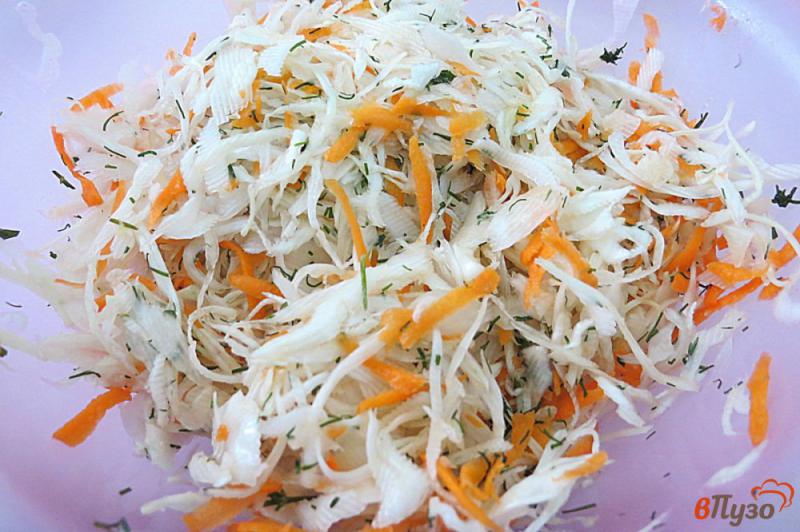 Фото приготовление рецепта: Салат из свежей капусты с клюквой шаг №5