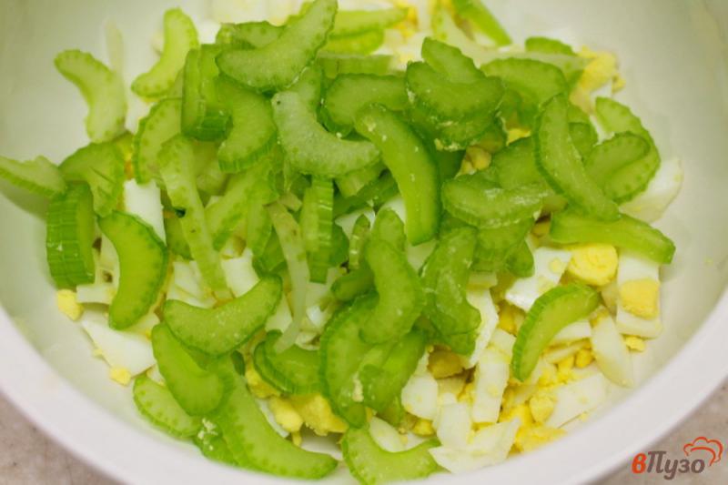 Фото приготовление рецепта: Салат с яйцом, сельдереем и сыром шаг №2