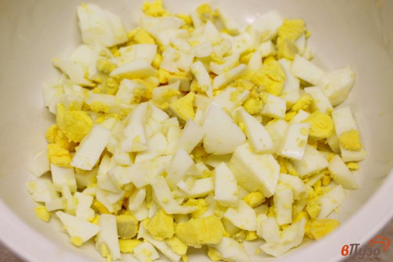 Фото приготовление рецепта: Салат с яйцом, сельдереем и сыром шаг №1