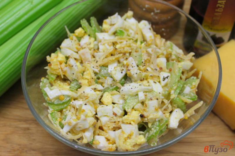 Фото приготовление рецепта: Салат с яйцом, сельдереем и сыром шаг №6