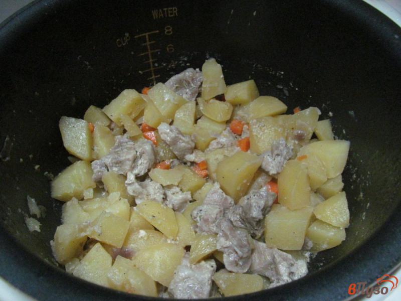 Фото приготовление рецепта: Тушеная свинина с картофелем в мультиварке шаг №6
