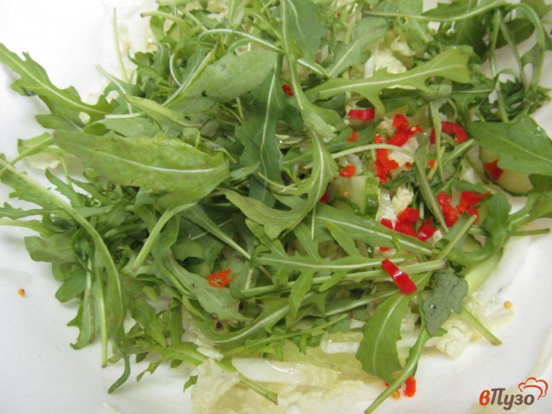 Фото приготовление рецепта: Салат из пекинской капусты с помидором и рукколой шаг №3