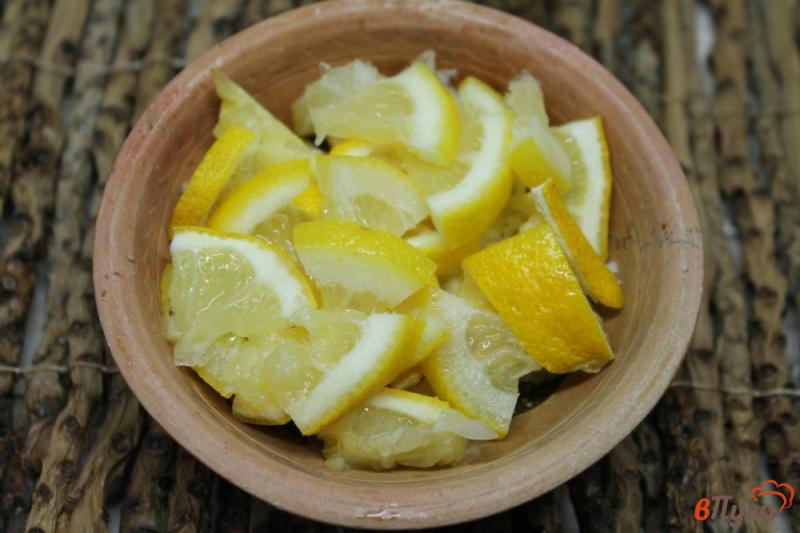 Фото приготовление рецепта: Напиток из малины и калины с имбирем и лимоном шаг №2