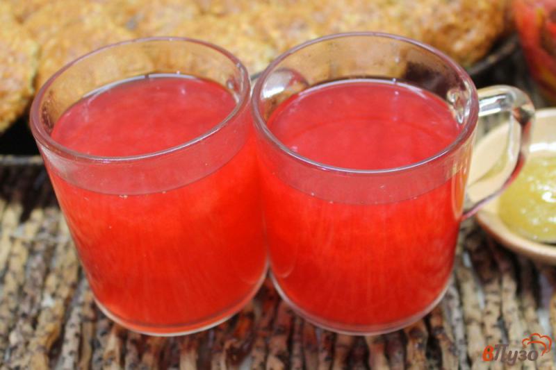 Фото приготовление рецепта: Напиток из малины и калины с имбирем и лимоном шаг №7