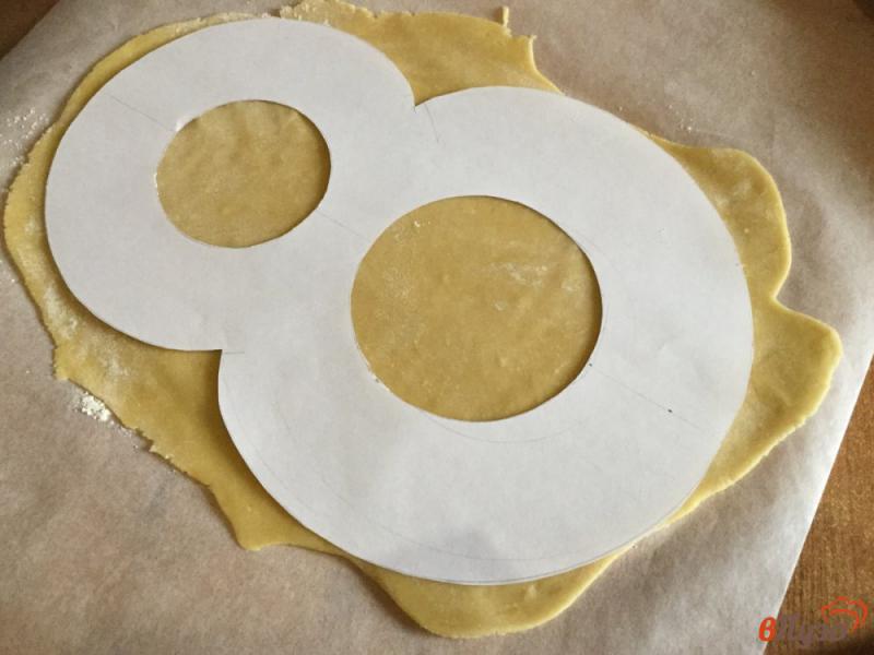 Фото приготовление рецепта: Торт - цифра с творожно - клубничным кремом шаг №2