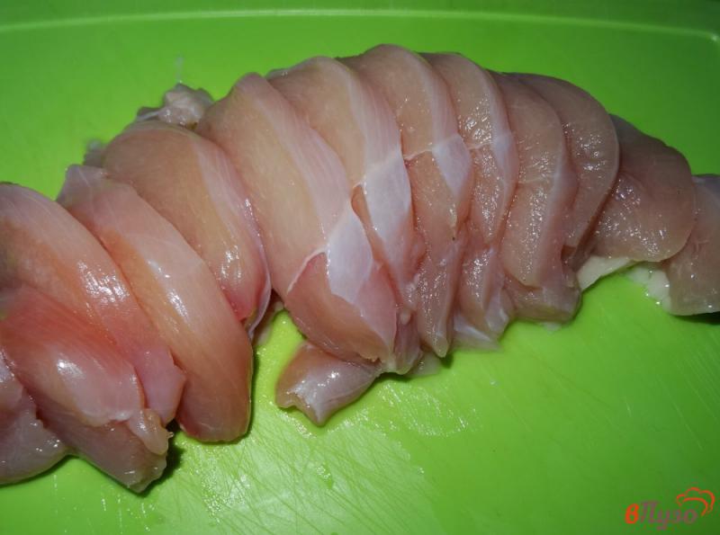 Фото приготовление рецепта: Куриная грудка запеченная с овощами шаг №2
