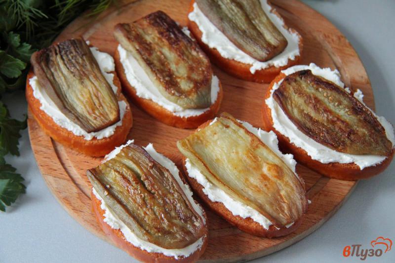 Фото приготовление рецепта: Бутерброды с помидорами, баклажанами и сливочным сыром шаг №4