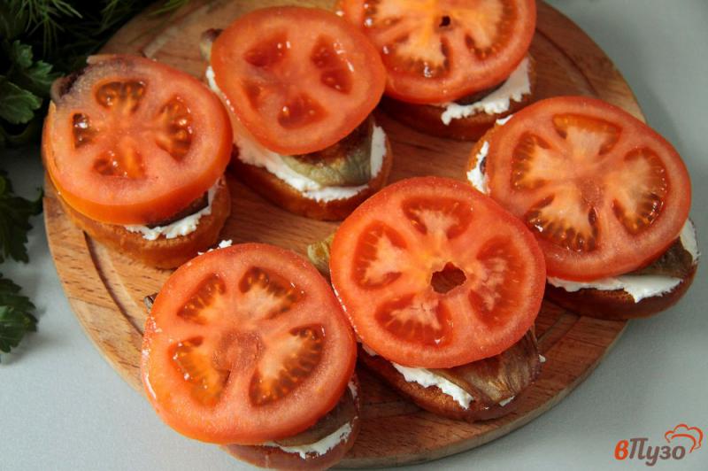 Фото приготовление рецепта: Бутерброды с помидорами, баклажанами и сливочным сыром шаг №5