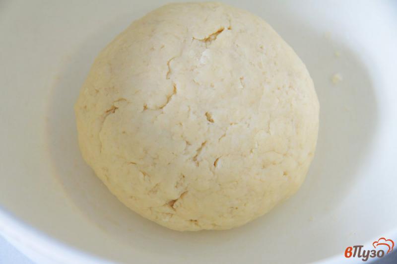 Фото приготовление рецепта: Закрытый пирог с луком и сыром шаг №3