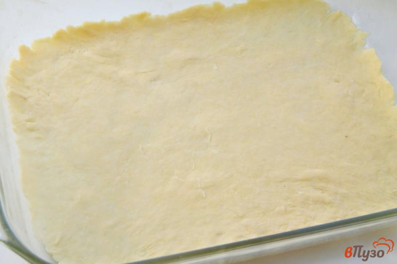 Фото приготовление рецепта: Закрытый пирог с луком и сыром шаг №8