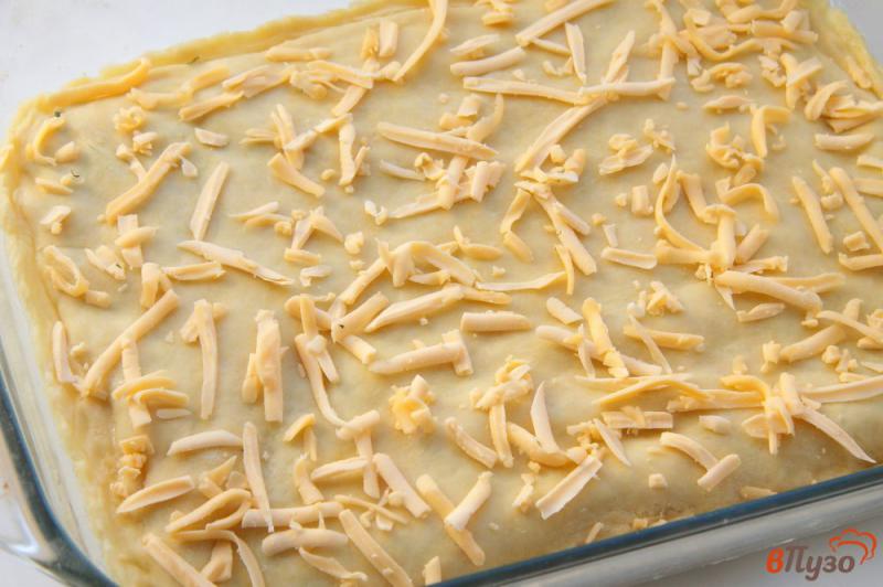 Фото приготовление рецепта: Закрытый пирог с луком и сыром шаг №10