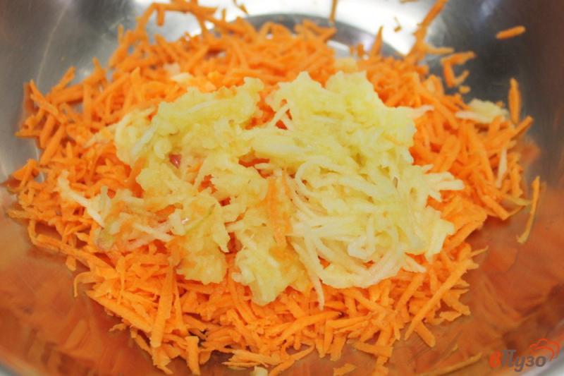 Фото приготовление рецепта: Салат из моркови и сельдерея с яблоком и орехами шаг №2
