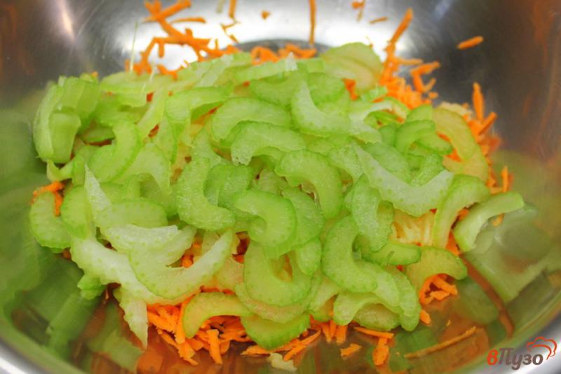 Фото приготовление рецепта: Салат из моркови и сельдерея с яблоком и орехами шаг №3