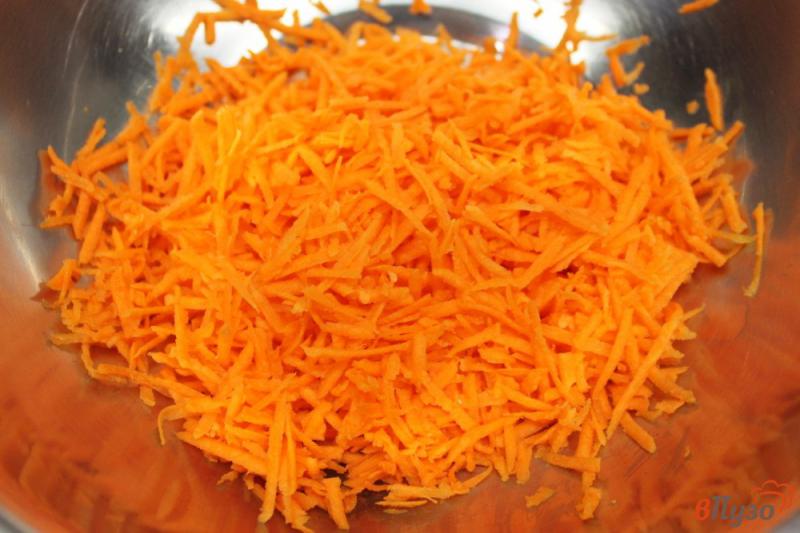 Фото приготовление рецепта: Салат из моркови и сельдерея с яблоком и орехами шаг №1
