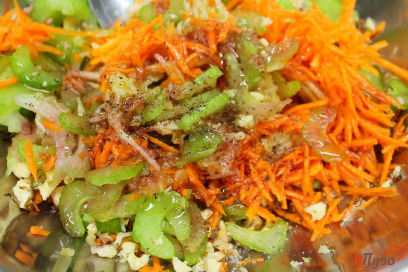 Фото приготовление рецепта: Салат из моркови и сельдерея с яблоком и орехами шаг №5