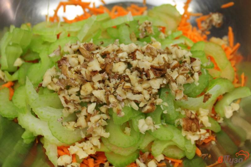 Фото приготовление рецепта: Салат из моркови и сельдерея с яблоком и орехами шаг №4