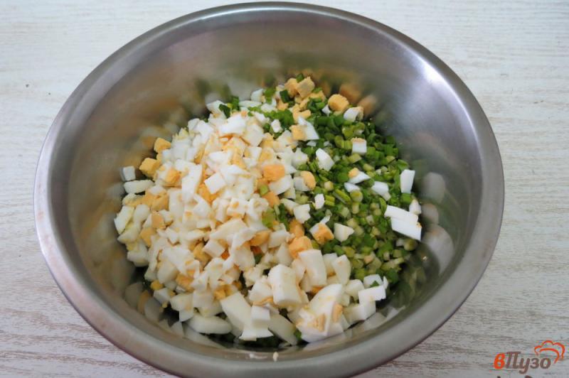 Фото приготовление рецепта: Салат из черемши и яиц шаг №4