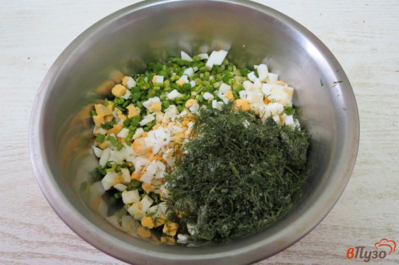 Фото приготовление рецепта: Салат из черемши и яиц шаг №5