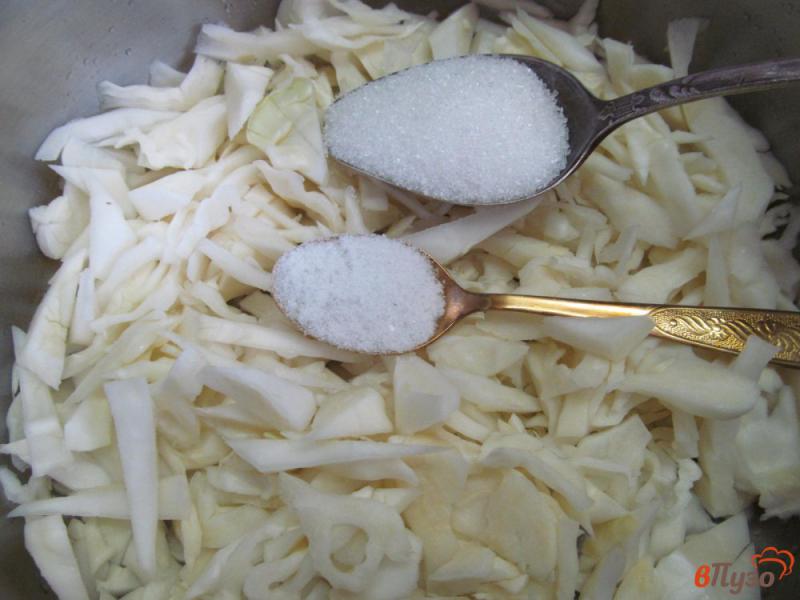 Фото приготовление рецепта: Салат из маринованной капусты с огурцом и перцем шаг №1