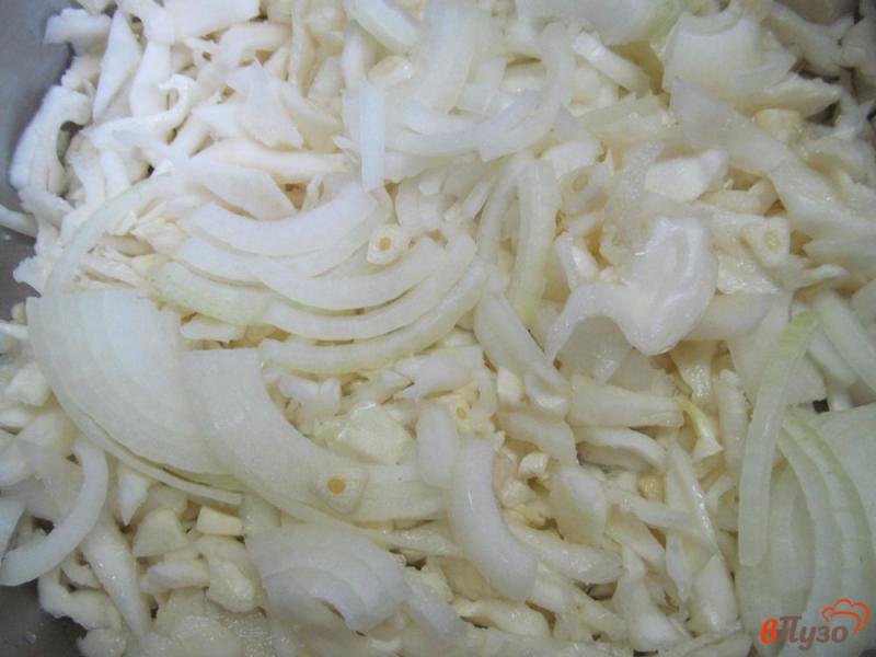 Фото приготовление рецепта: Салат из маринованной капусты с огурцом и перцем шаг №2