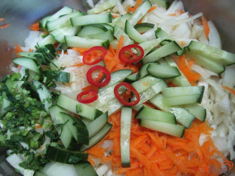 Фото приготовление рецепта: Салат из маринованной капусты с огурцом и перцем шаг №4