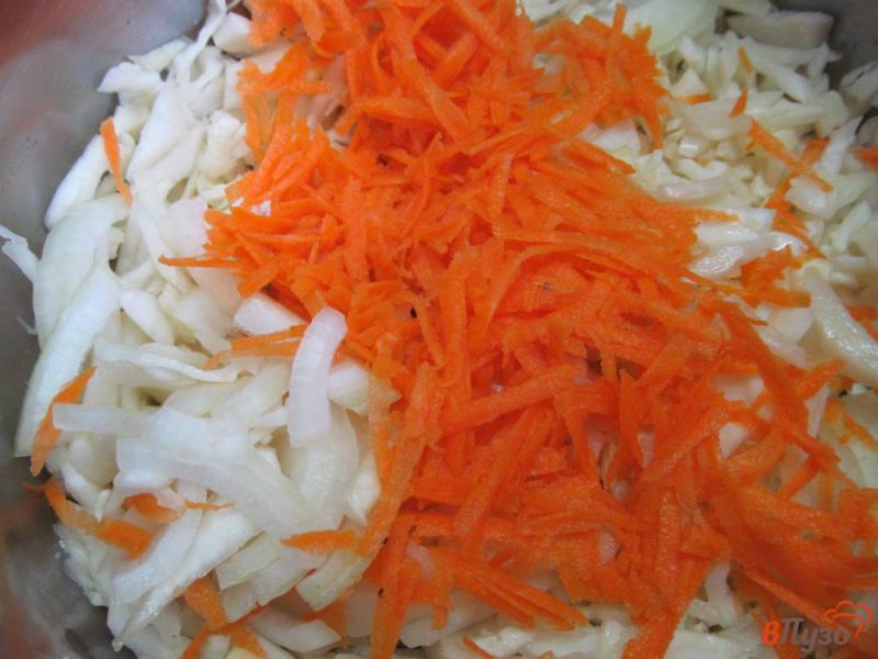 Фото приготовление рецепта: Салат из маринованной капусты с огурцом и перцем шаг №3
