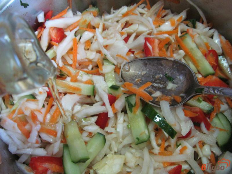 Фото приготовление рецепта: Салат из маринованной капусты с огурцом и перцем шаг №6