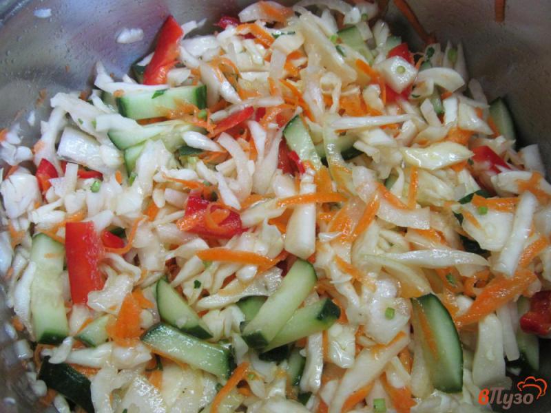 Фото приготовление рецепта: Салат из маринованной капусты с огурцом и перцем шаг №7