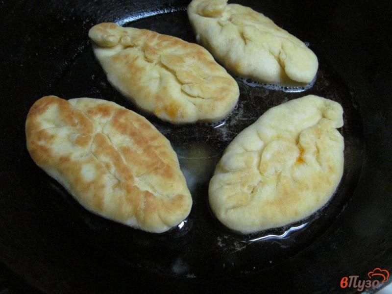Фото приготовление рецепта: Пирожки на кефире с капустой шаг №7