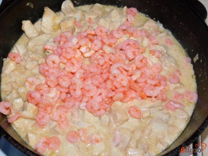 Фото приготовление рецепта: Курица с креветками в сливочном соусе шаг №4