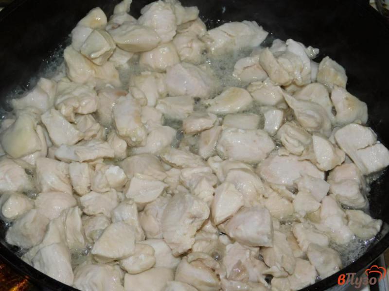 Фото приготовление рецепта: Курица с креветками в сливочном соусе шаг №1