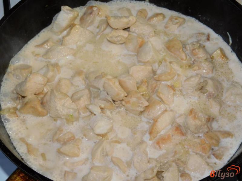 Фото приготовление рецепта: Курица с креветками в сливочном соусе шаг №3