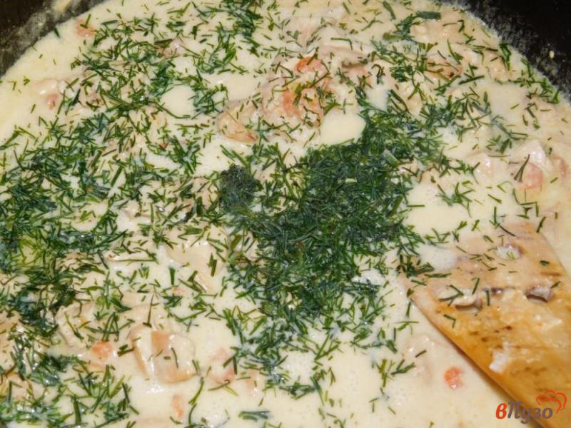 Фото приготовление рецепта: Курица с креветками в сливочном соусе шаг №6