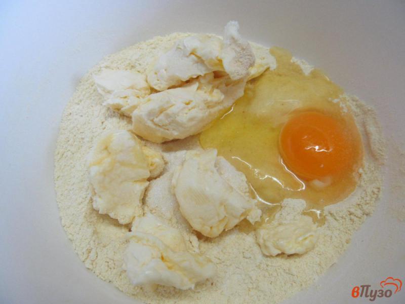 Фото приготовление рецепта: Творожный пирог на кукурузном тесте с вишней шаг №2
