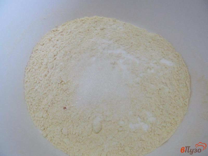 Фото приготовление рецепта: Творожный пирог на кукурузном тесте с вишней шаг №1