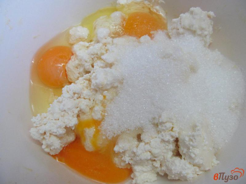 Фото приготовление рецепта: Творожный пирог на кукурузном тесте с вишней шаг №4