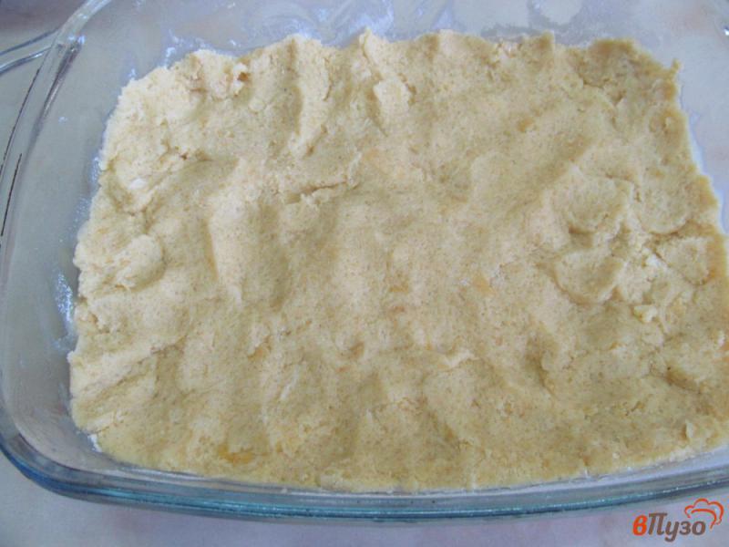 Фото приготовление рецепта: Творожный пирог на кукурузном тесте с вишней шаг №3