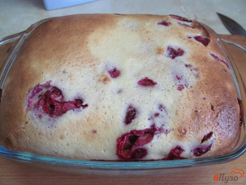 Фото приготовление рецепта: Творожный пирог на кукурузном тесте с вишней шаг №7