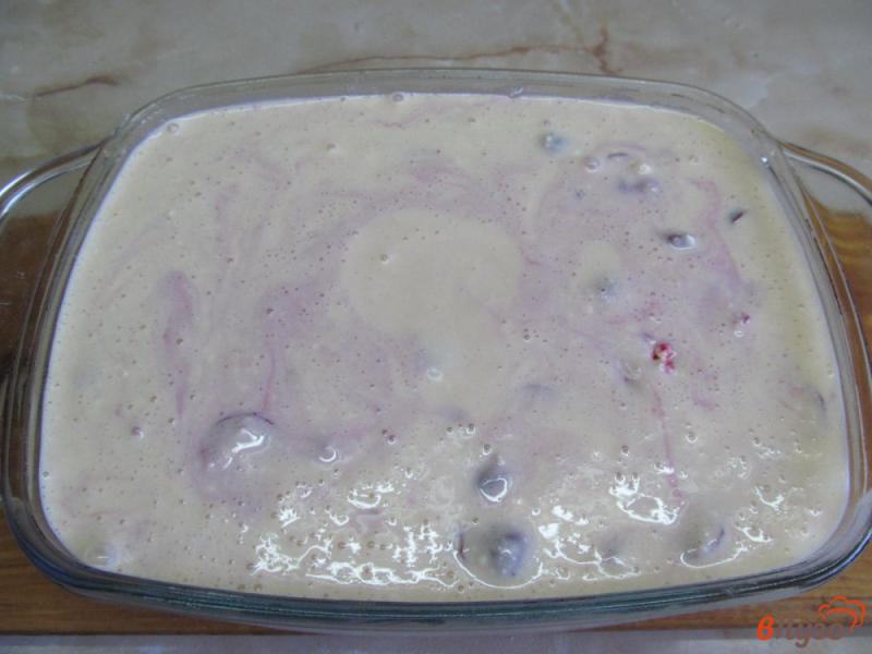 Фото приготовление рецепта: Творожный пирог на кукурузном тесте с вишней шаг №6