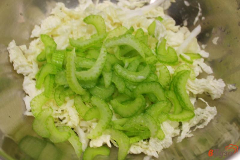 Фото приготовление рецепта: Салат из пекинской капусты с яблоком, сельдереем и перцем шаг №2