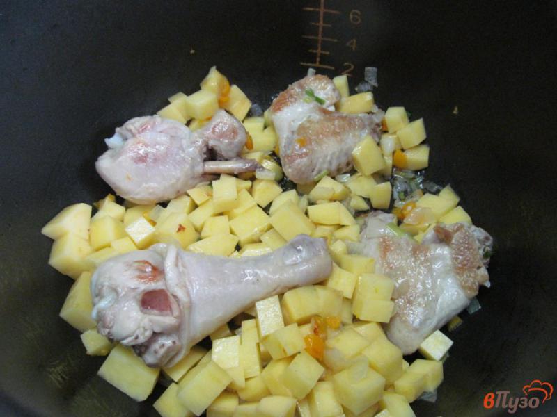 Фото приготовление рецепта: Жареная курица с картофелем в мультиварке шаг №3