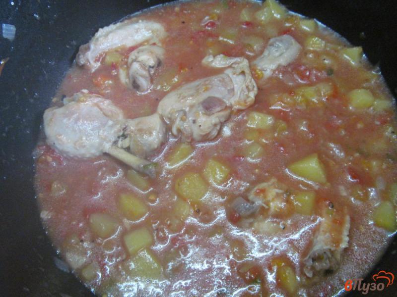 Фото приготовление рецепта: Жареная курица с картофелем в мультиварке шаг №4