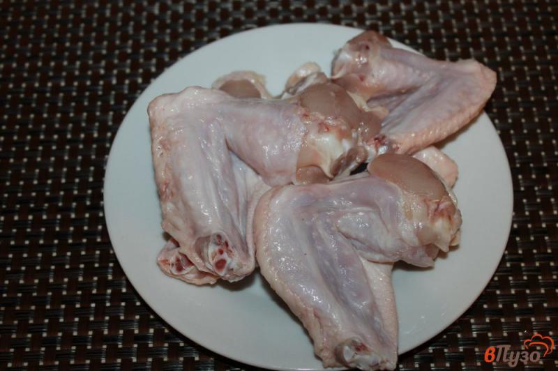 Фото приготовление рецепта: Куриные крылья с перцем чили и лимоном шаг №1